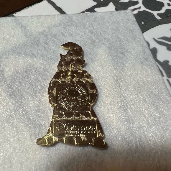 Merlin holding a book disney pin - Picture 3 of 4